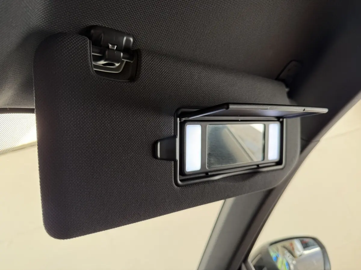 Détail du pare-soleil intérieur avec miroir éclairé sur DS7 Crossback gris foncé, vue côté droit du poste de conduite.