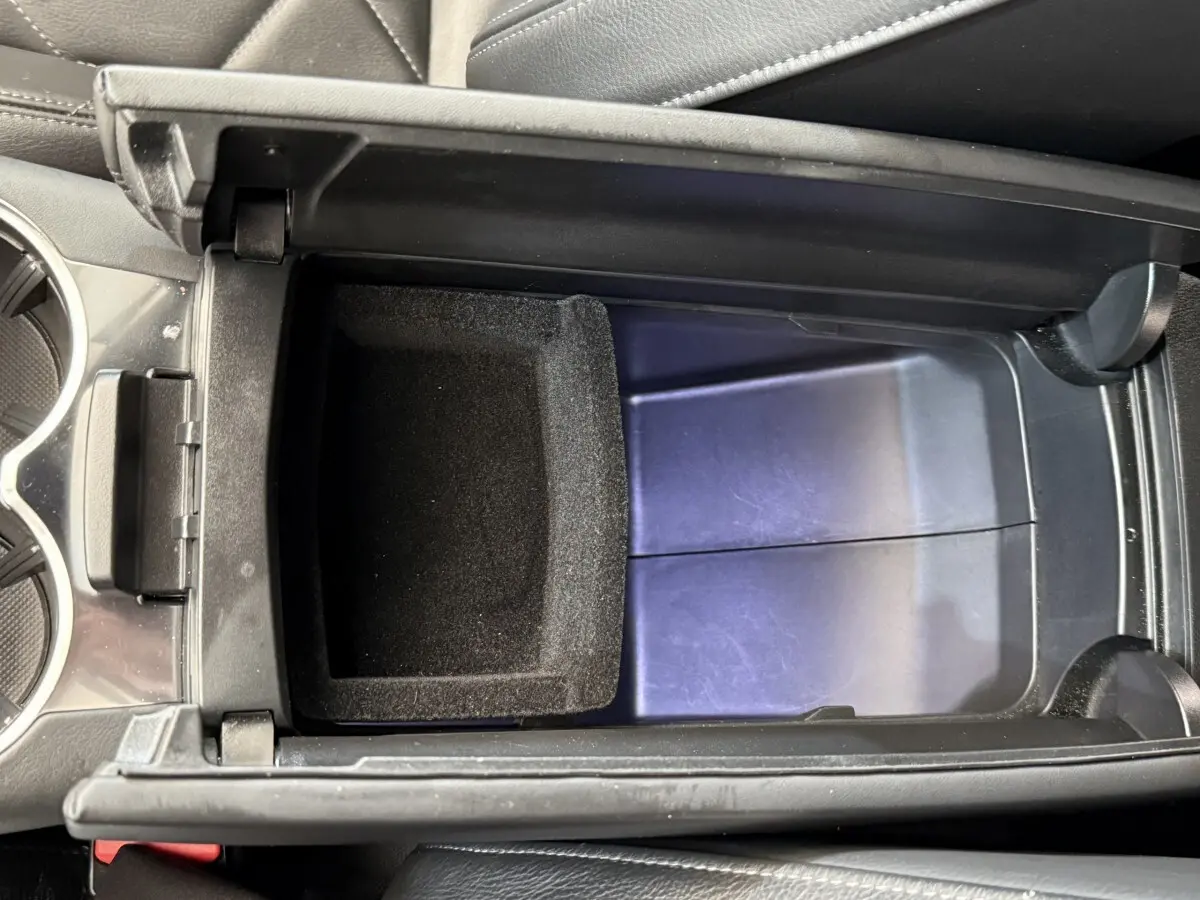 Vue plongeante sur le rangement central ouvert du DS7 Crossback 2018, intérieur noir avec compartiment doublé tissu.