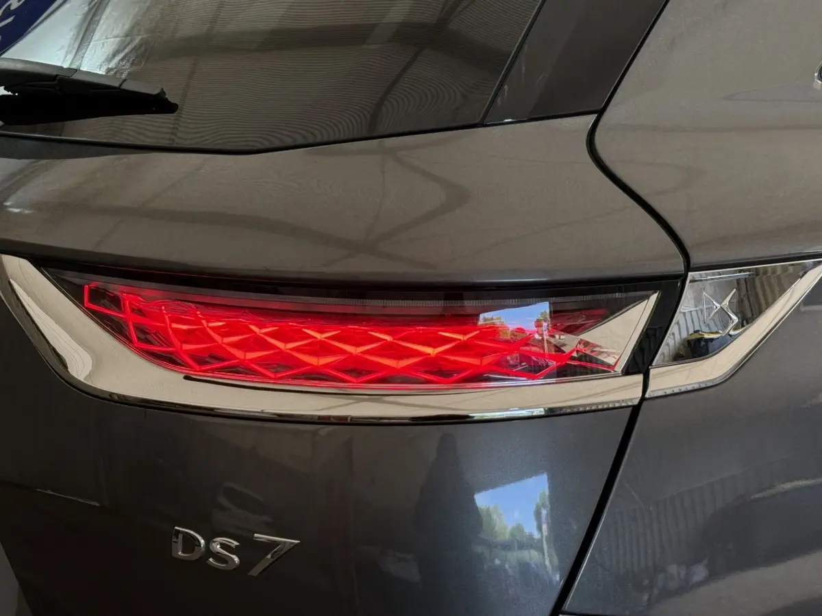 Gros plan sur le feu arrière droit rouge et la carrosserie gris foncé du DS7 Crossback 2018.