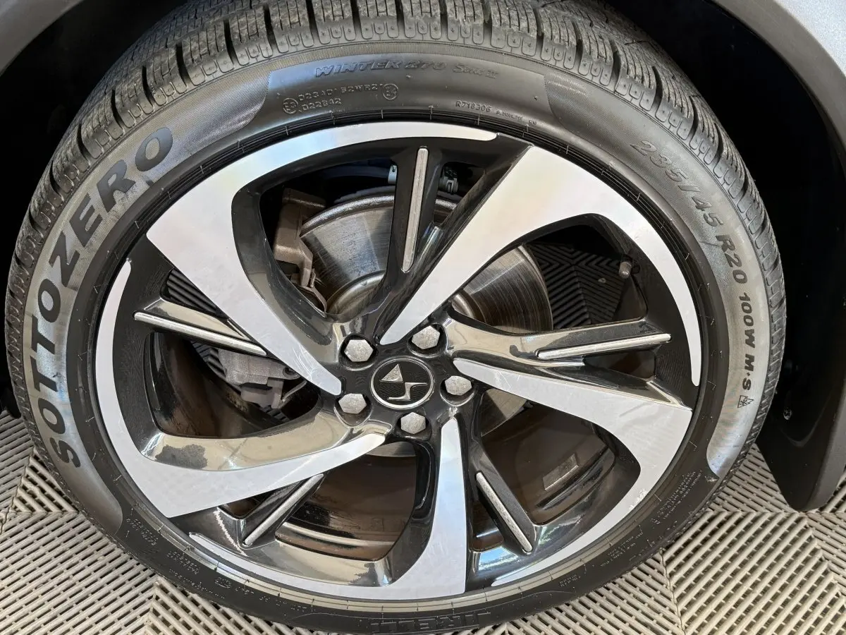 Gros plan sur la jante alliage bicolore et pneu Pirelli Sottozero du DS7 Crossback gris foncé, roue avant droite.