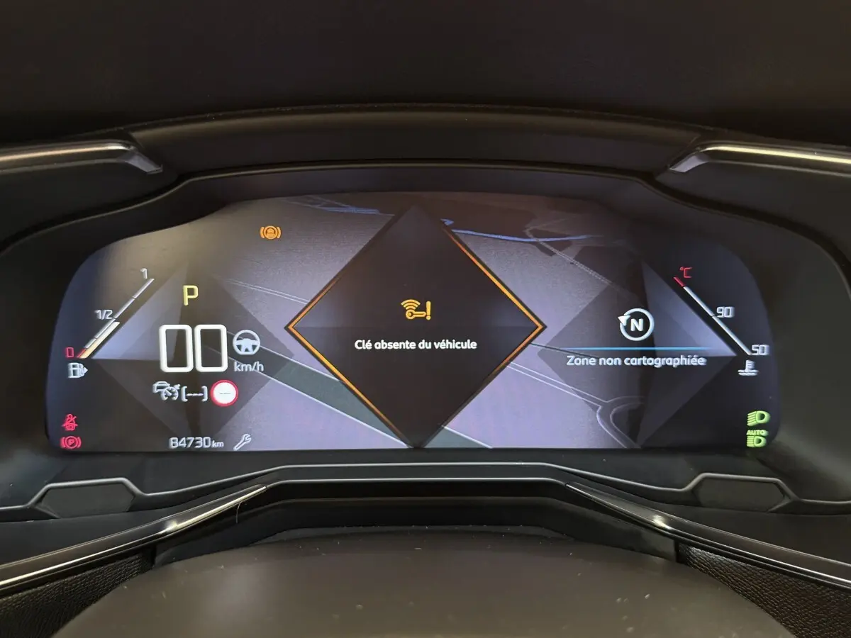 Tableau de bord numérique du DS7 Crossback 2018 affichant une alerte clé absente et jauges digitales colorées.