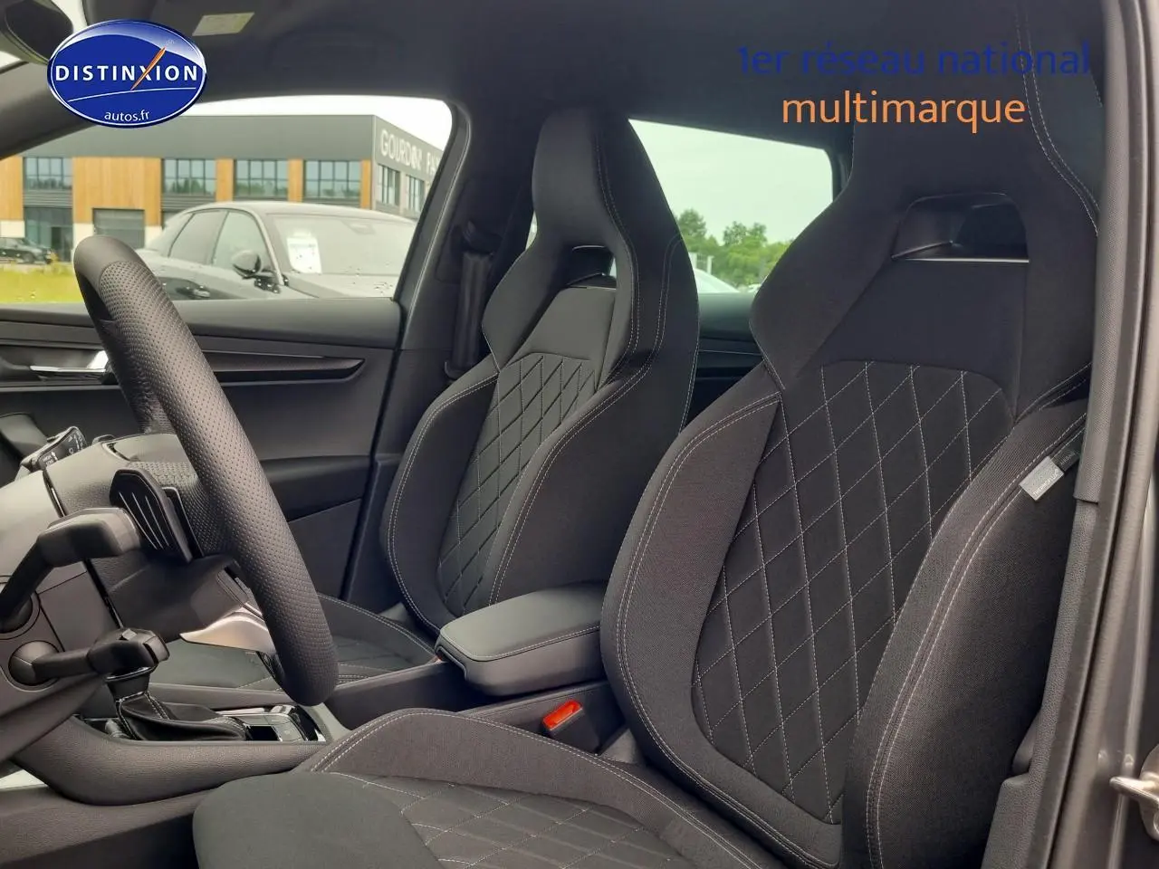 Intérieur de la SKODA KAROQ 1.5 TSI sportline 2025, vue latérale des sièges avant sport noirs avec surpiqûres grises.