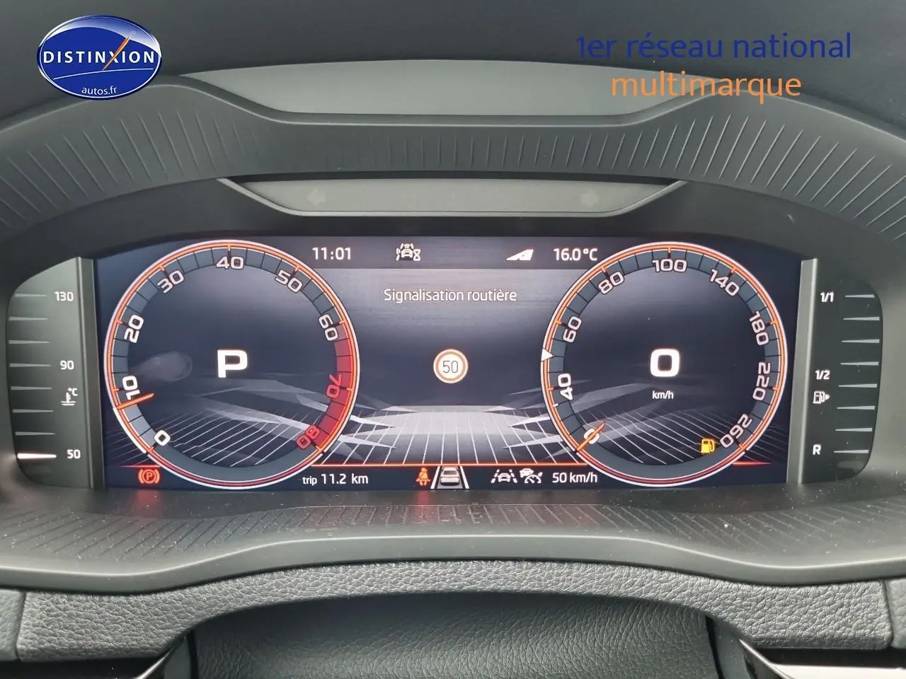 Tableau de bord numérique du Skoda Karoq gris graphite 2025 affichant la vitesse et la signalisation routière.