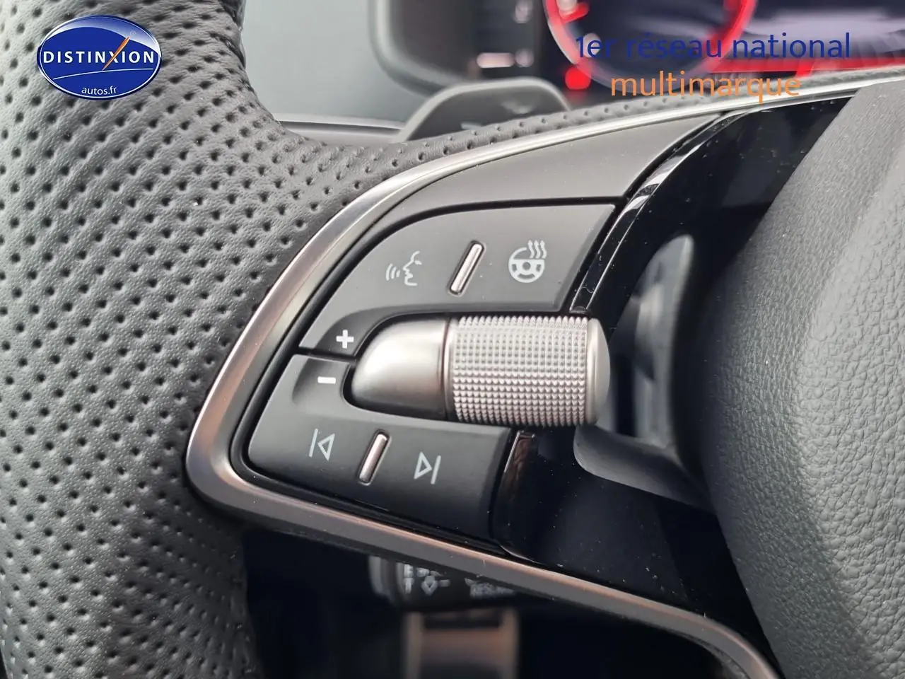 Gros plan sur les commandes multifonctions du volant cuir perforé du Skoda Karoq gris graphite 2025, version sportline.