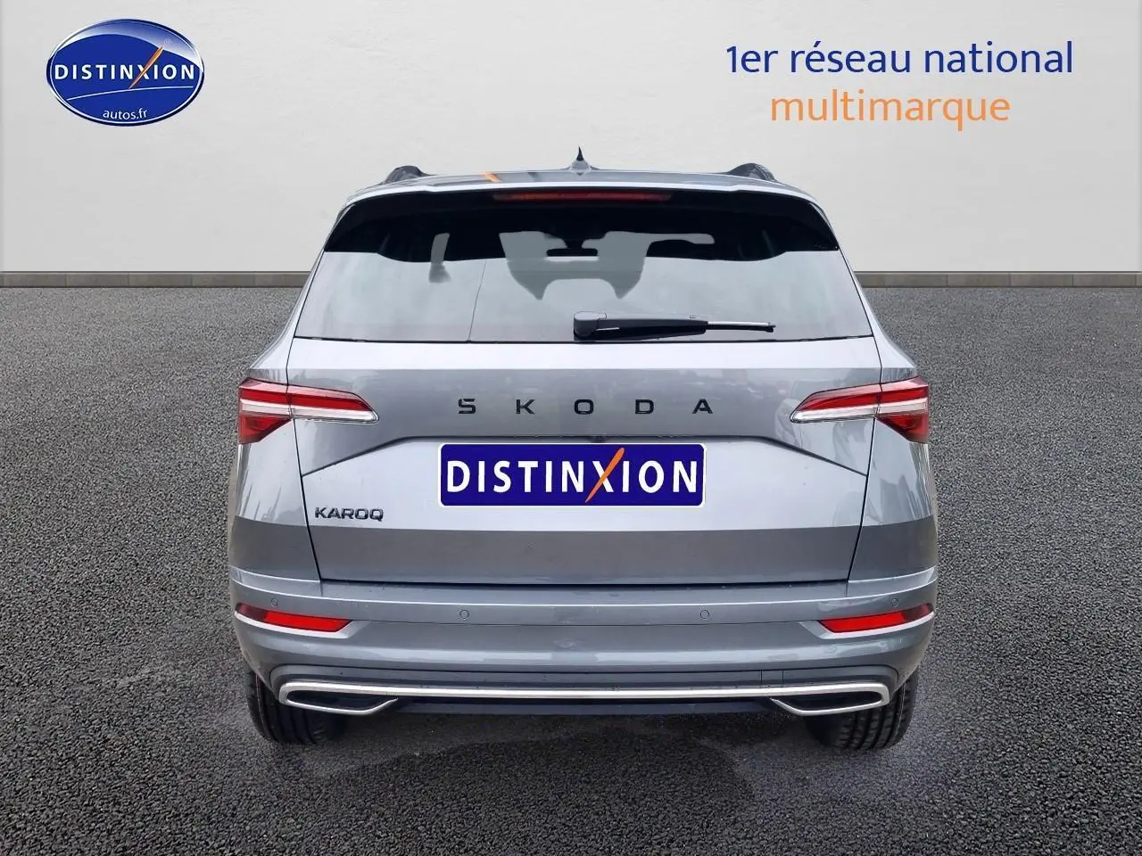 Vue arrière d'un SKODA KAROQ gris graphite 2025 avec feux LED et double sortie d'échappement intégrée.