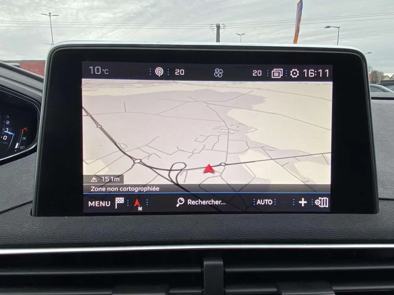 Écran tactile du système de navigation du Peugeot 3008 2017, affichant une carte en mode jour.