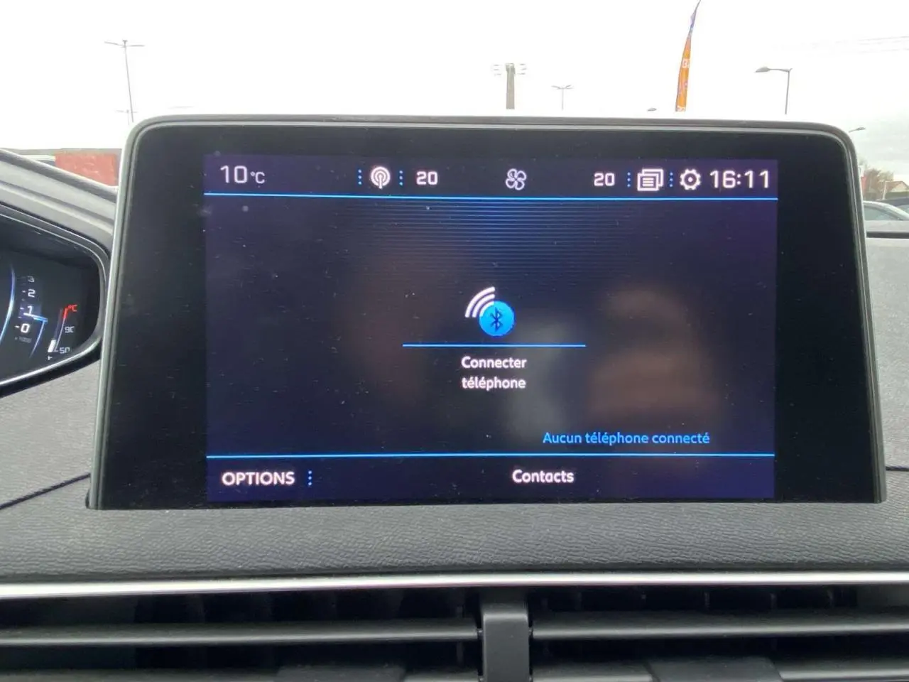 Écran tactile central du Peugeot 3008 2017 affichant la connexion Bluetooth, entouré de la planche de bord noire.