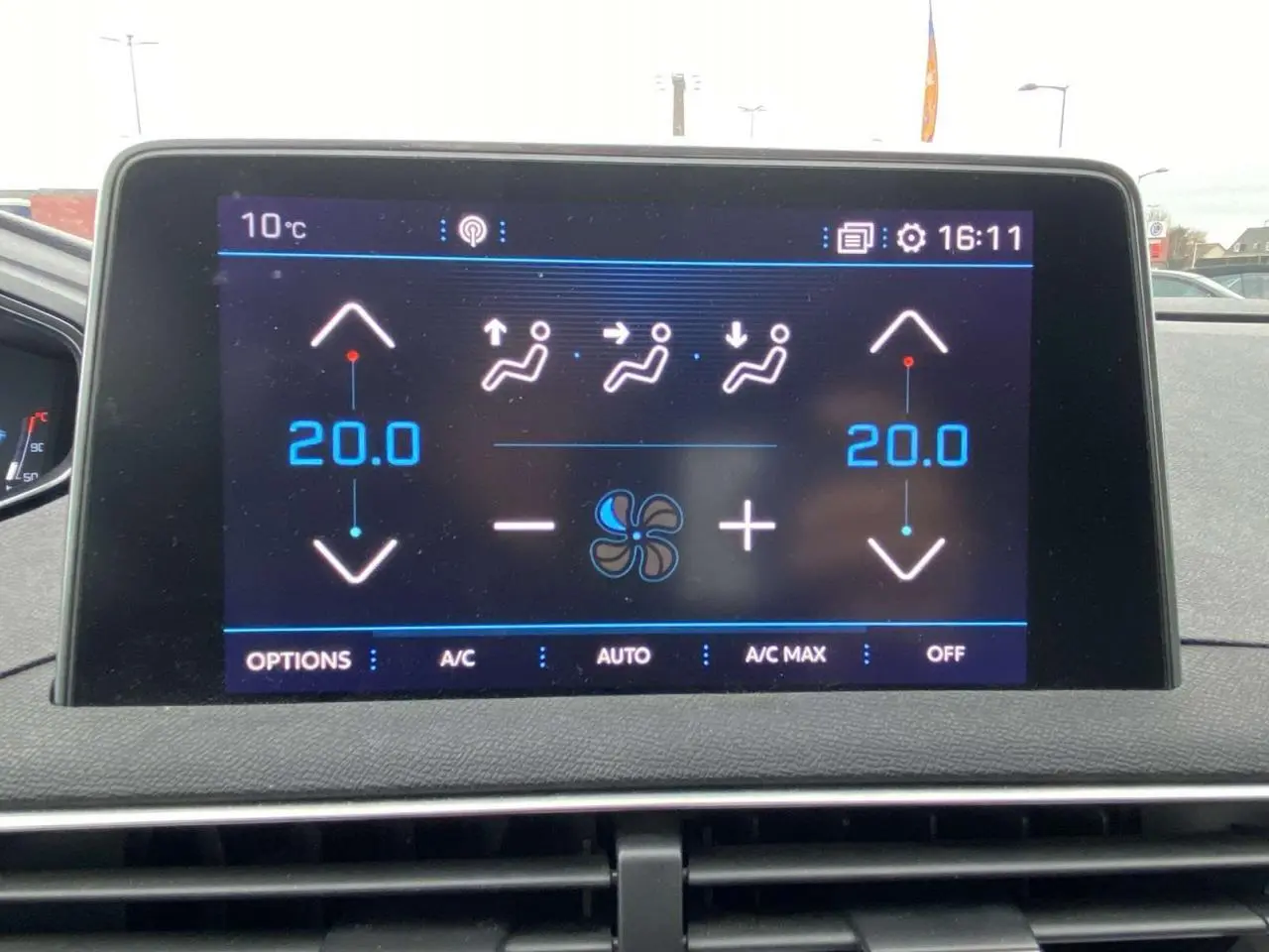 Écran tactile central du Peugeot 3008 2017 montrant la climatisation automatique bi-zone réglée à 20°C.