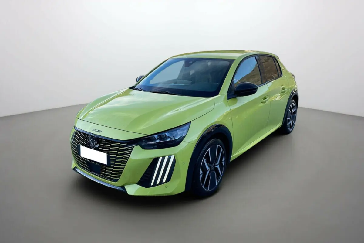 Peugeot 208 Hybrid 136 GT Plus jaune agueda vue 3/4 avant avec calandre noire et feux LED verticaux distinctifs.