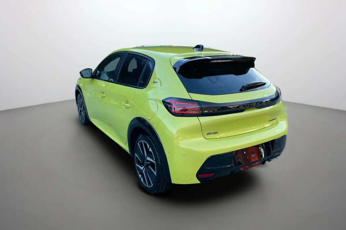 Peugeot 208 Hybrid 136 GT Plus jaune agueda vue 3/4 arrière droit avec toit noir et jantes stylées