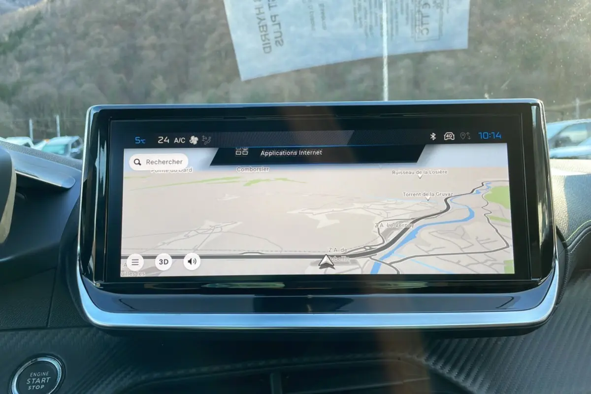 Écran tactile central affichant la navigation GPS dans l'habitacle d'une Peugeot 208 Hybrid 136 GT Plus 2024.