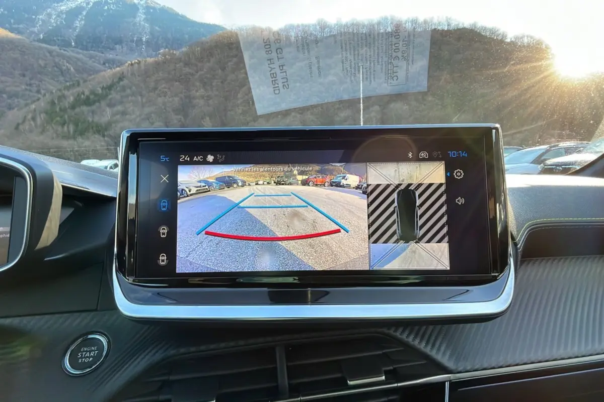 Écran central du Peugeot 208 Hybrid 136 GT Plus 2024 montrant la caméra de recul avec vue arrière et top-down.