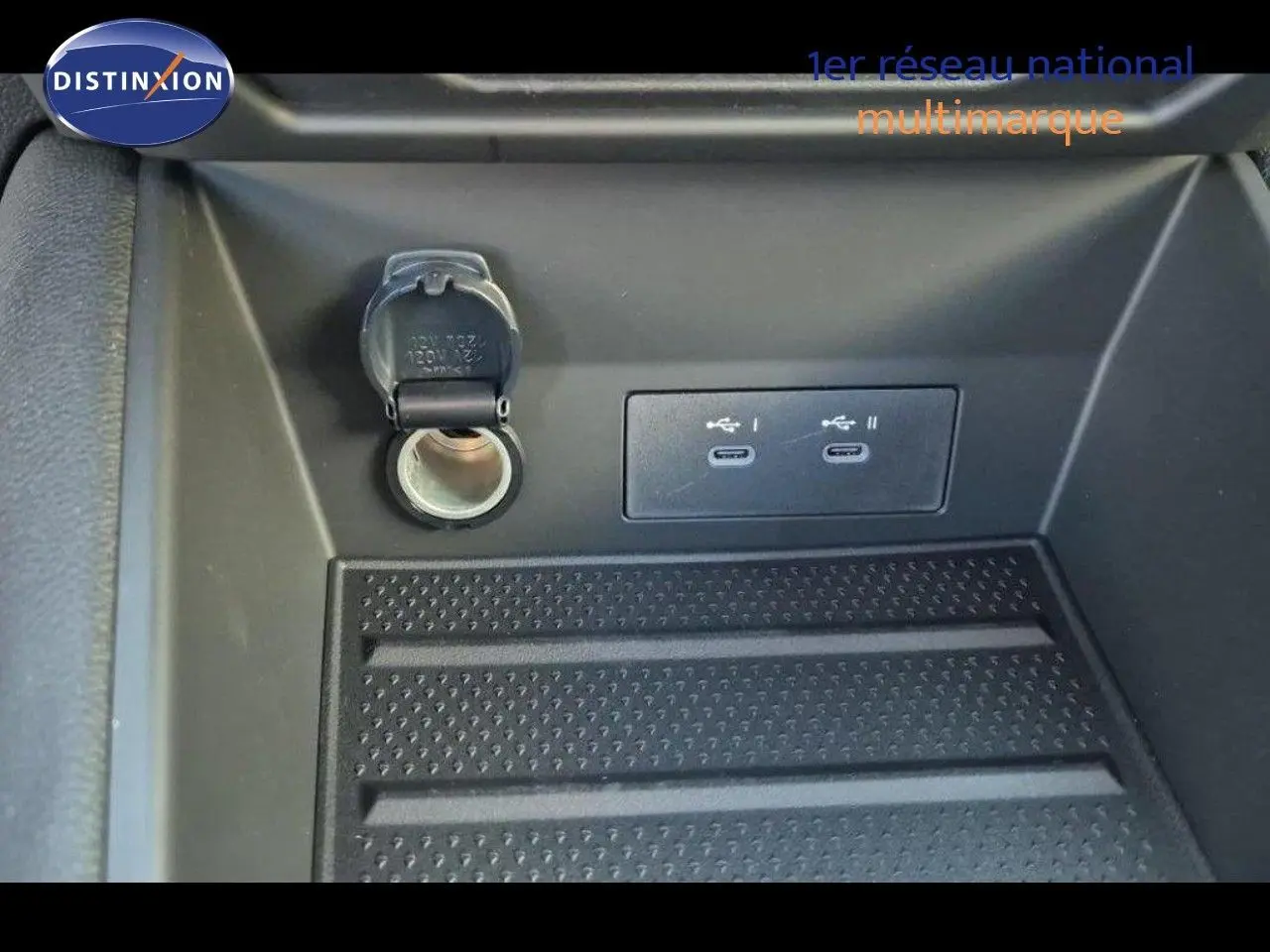 Gros plan sur la console centrale du Renault Captur E-Tech Hybrid 2025 montrant prise 12V et deux ports USB-C.