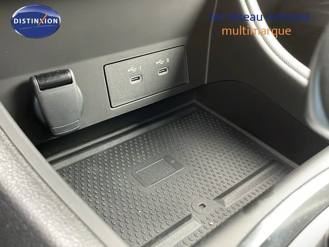 Gros plan sur la console centrale du Renault Captur 2025, montrant deux ports USB-C et un espace de rangement noir texturé.