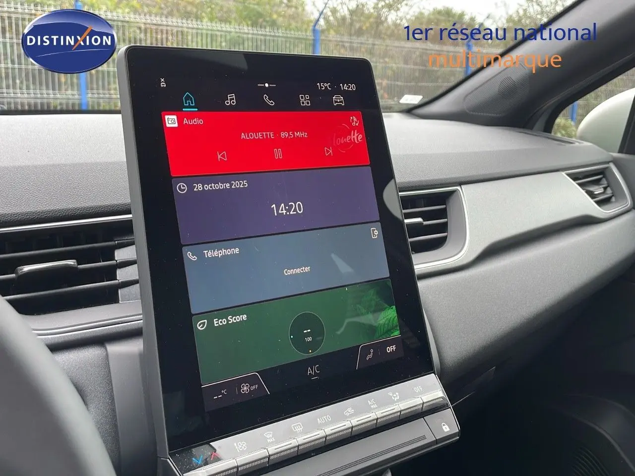 Écran tactile vertical du tableau de bord du Renault Captur 2025, intérieur gris avec commandes climatisation intégrées.