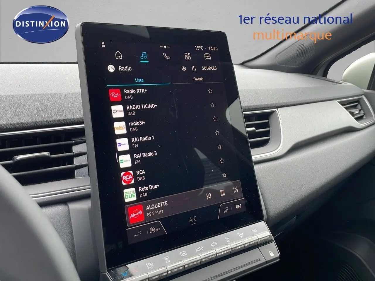 Vue intérieure du tableau de bord du Renault Captur 2025, écran tactile central affichant les stations radio, ambiance moderne gris clair.