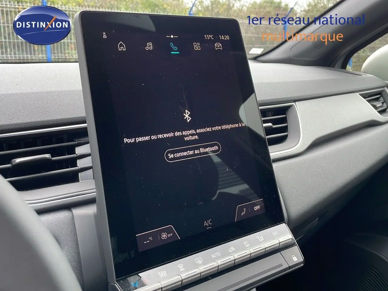 Vue intérieure du tableau de bord du Renault Captur 2025, écran tactile central vertical avec interface Bluetooth, finition gris rafale.