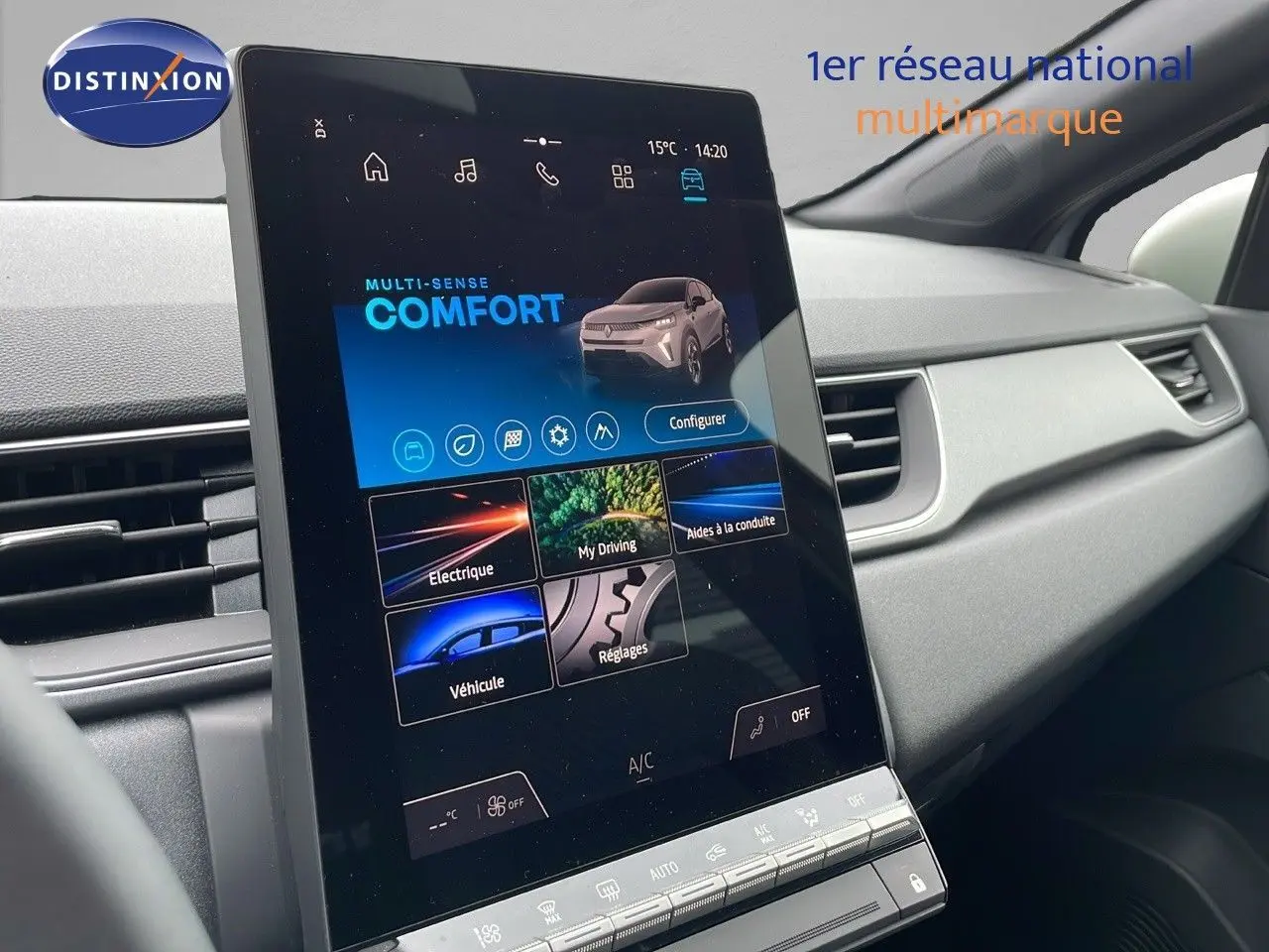 Vue rapprochée de l’écran tactile central du Renault Captur gris Rafale, affichant le mode de conduite Confort.