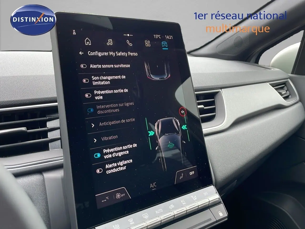 Écran tactile central du tableau de bord du Renault Captur 2025, affichant les options d'aide à la conduite.