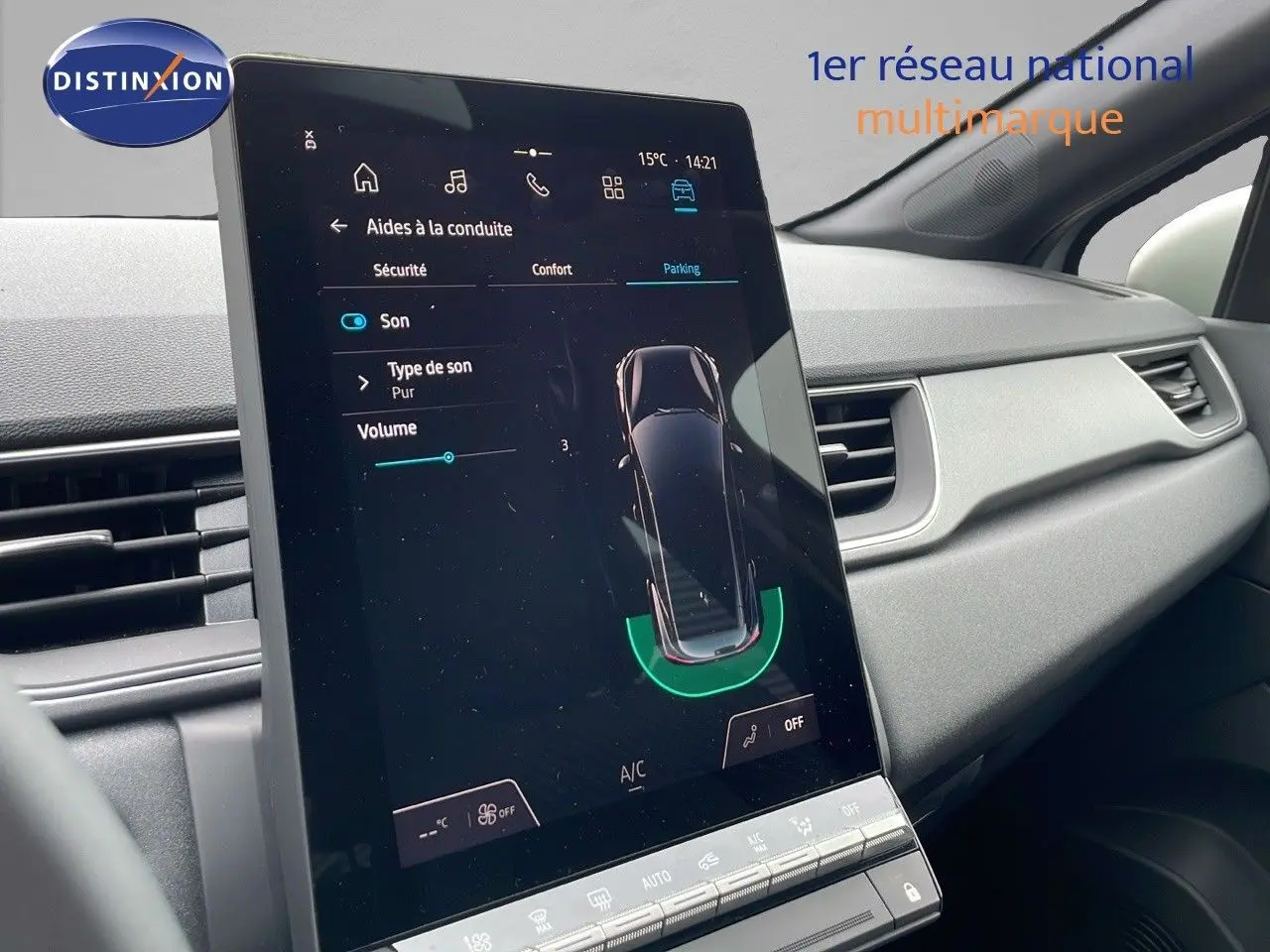 Vue intérieure du tableau de bord du Renault Captur 2025, écran tactile central affichant l'aide au stationnement.