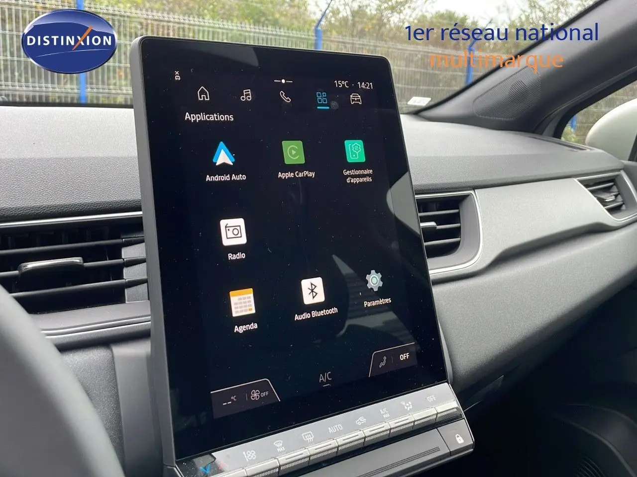 Vue intérieure du tableau de bord du Renault Captur 2025, écran tactile central avec applications connectées visibles.