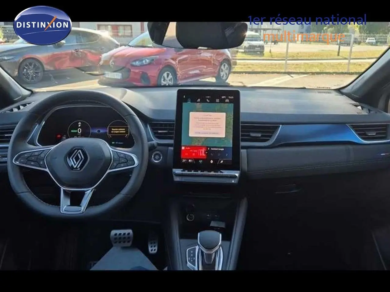 Intérieur avant du Renault Captur E-Tech hybride 2025, tableau de bord noir avec écran tactile vertical central.