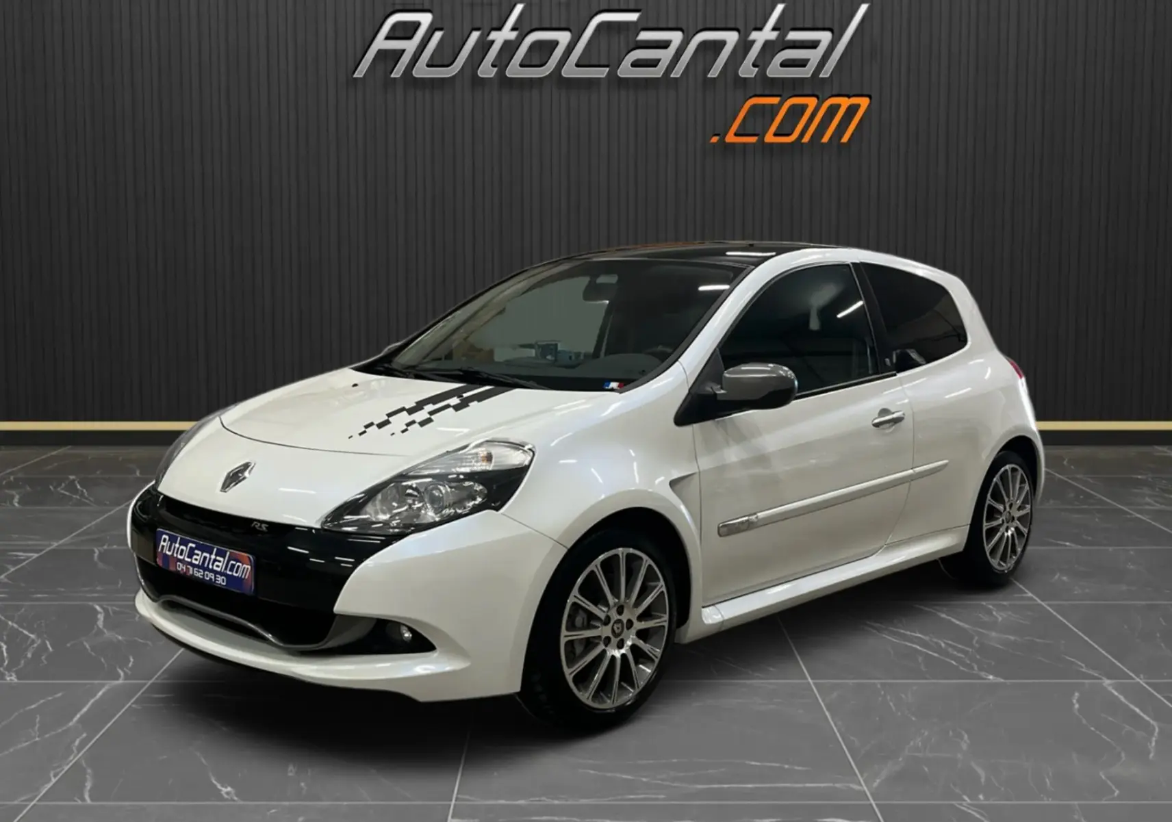 Renault Clio III RS 20th Anniversary blanc nacré toit noir, vue 3/4 avant droit avec jantes alliage et bandeau noir avant.