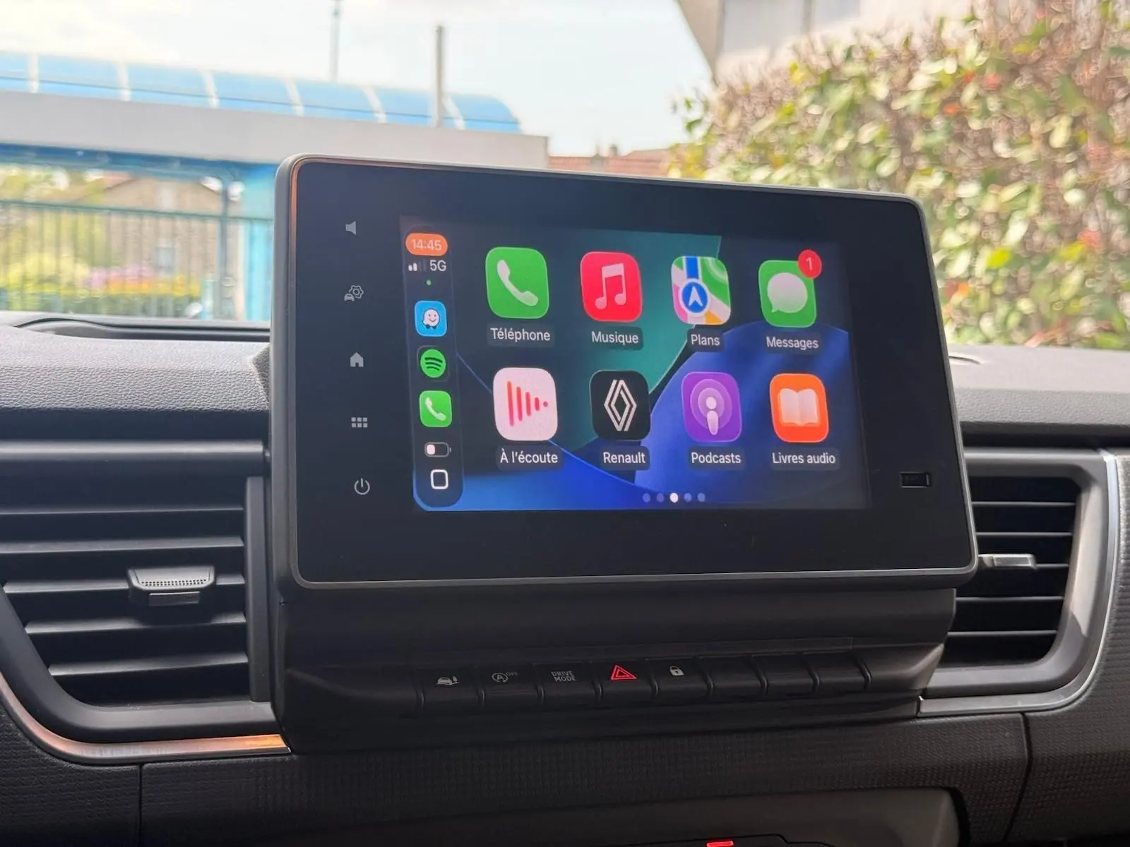 Écran tactile central du tableau de bord du Renault Trafic gris comète, affichant des applications connectées.