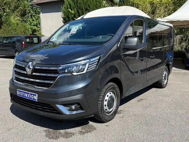 Renault Trafic Cabine Approfondie gris comète, vue 3/4 avant droit, portes latérales vitrées et jantes acier simples.