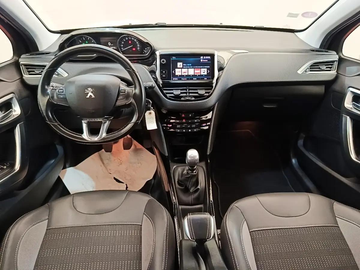 Vue intérieure avant de la Peugeot 2008 Puretech 130 S&S Allure Business 2019, volant cuir et écran tactile central.