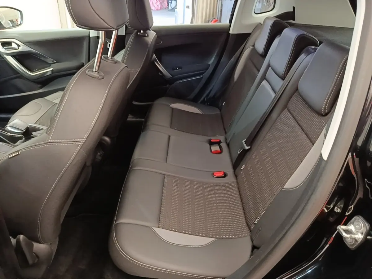 Vue intérieure côté droit des sièges arrière noirs de la Peugeot 2008 Puretech 130 S&S Allure Business 2019.