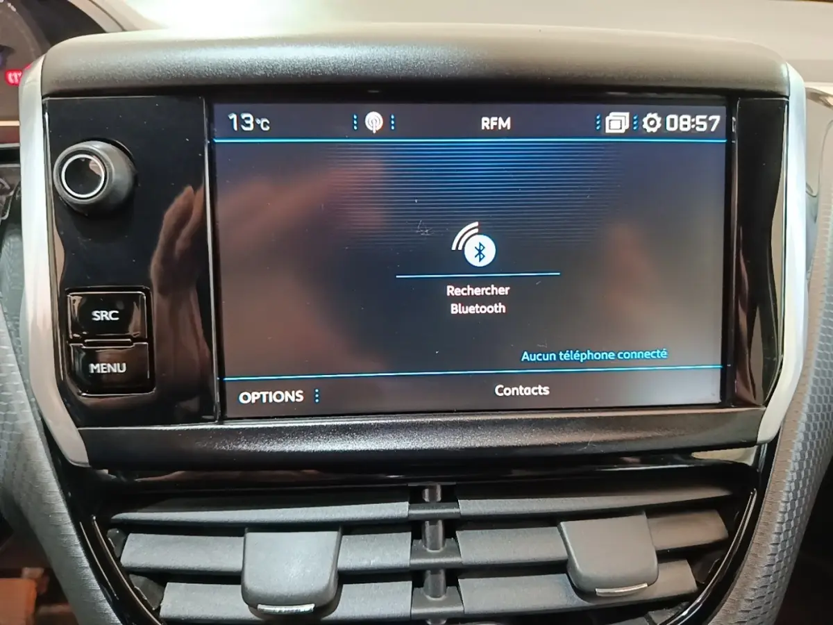 Écran tactile central du tableau de bord de la Peugeot 2008 noir, affichant la recherche Bluetooth à 08:57.