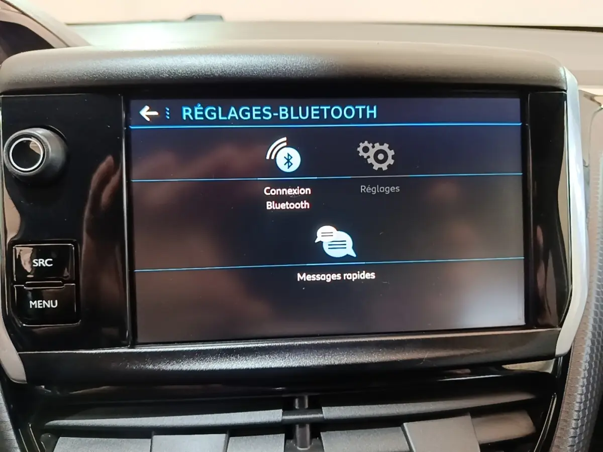 Écran tactile central du Peugeot 2008 noir, affichant les réglages Bluetooth en vue frontale rapprochée.
