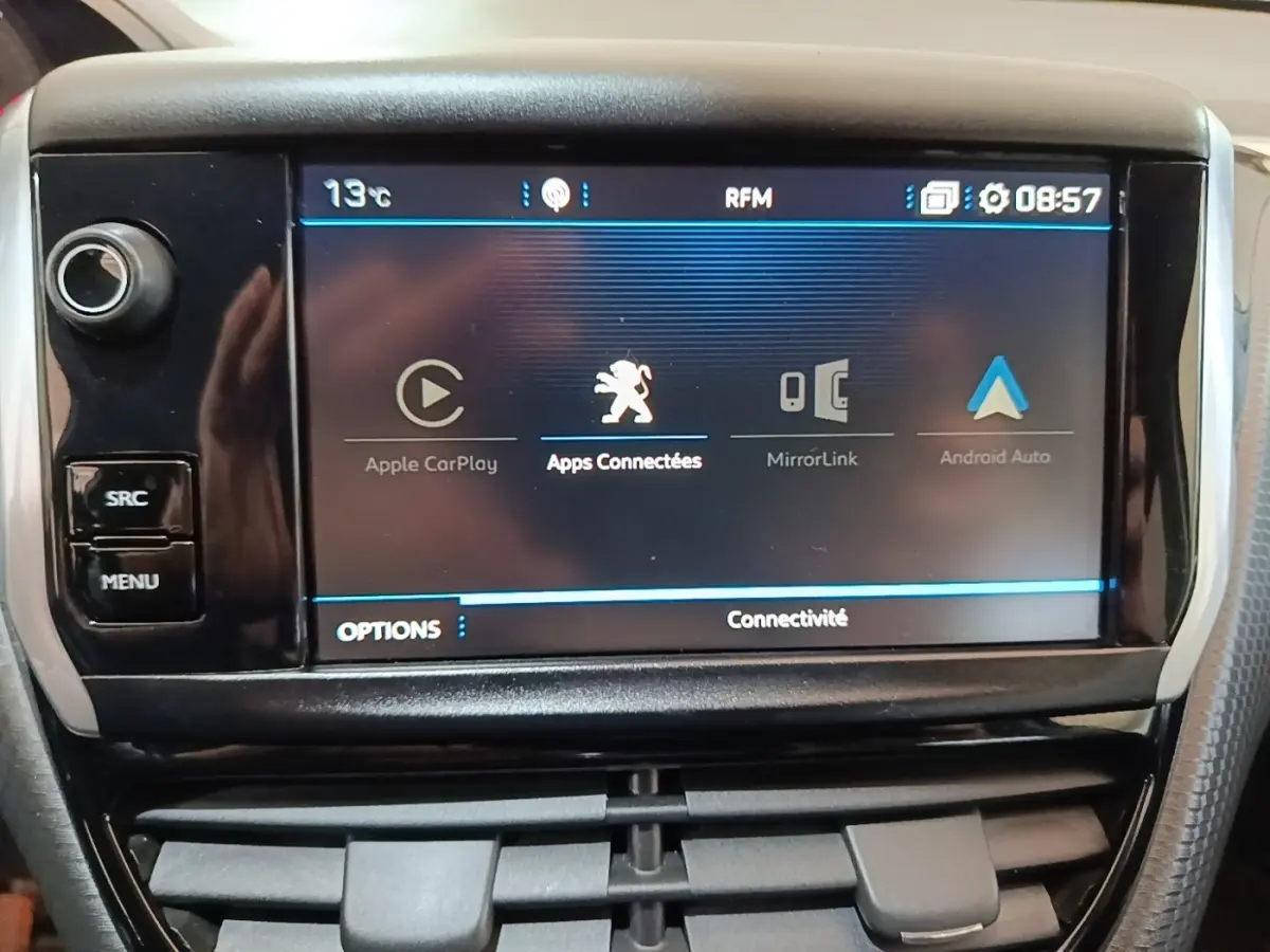 Écran tactile central de la Peugeot 2008 Puretech 130 noir, affichant les options Apple CarPlay et Android Auto.