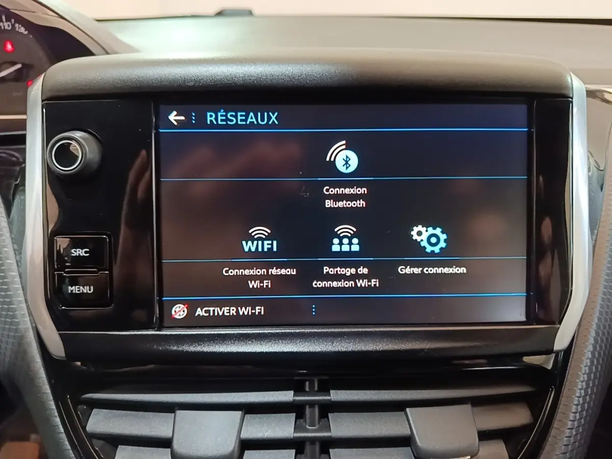 Écran tactile central du tableau de bord du Peugeot 2008 noir, affichant les options de connexion réseau Bluetooth et Wi-Fi.