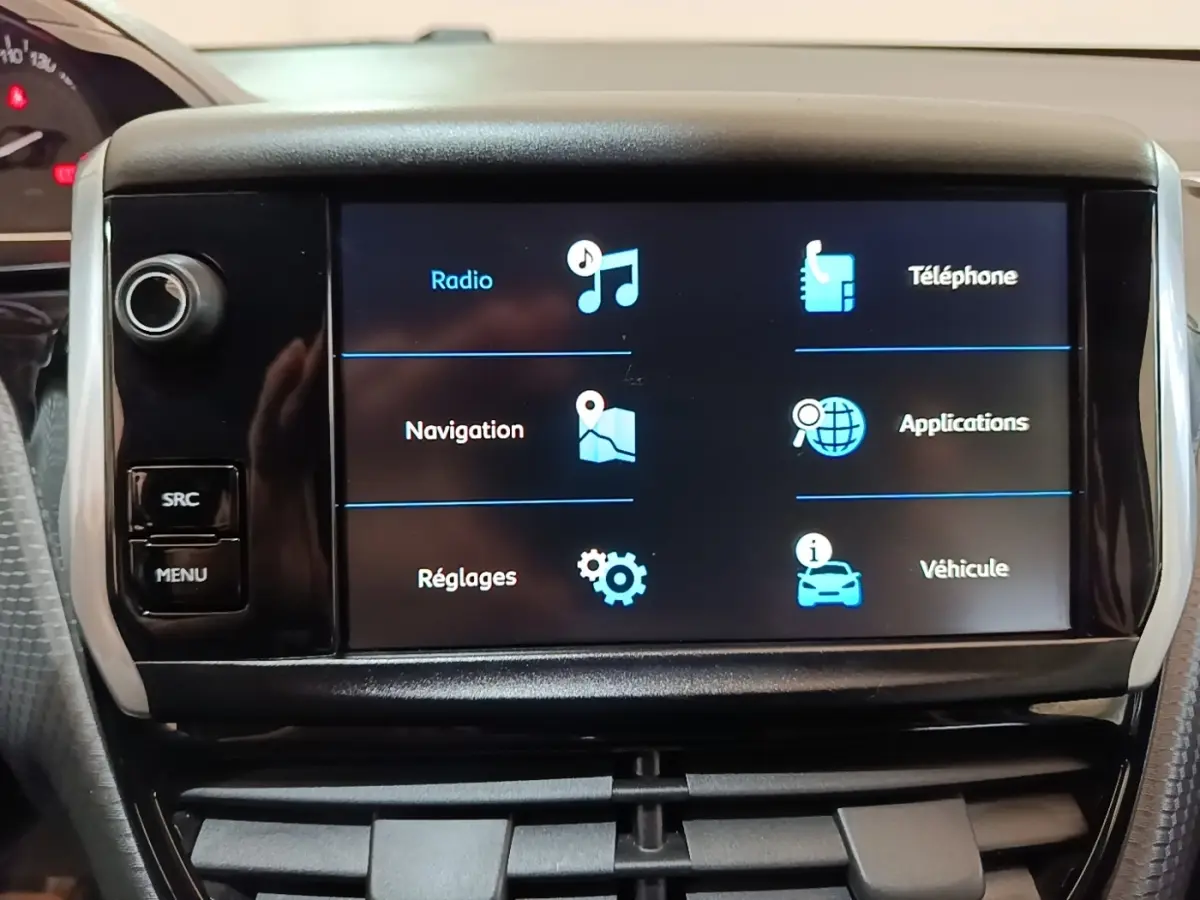 Écran tactile central de la Peugeot 2008 Puretech 130 noir, affichant menu radio, navigation et téléphone.