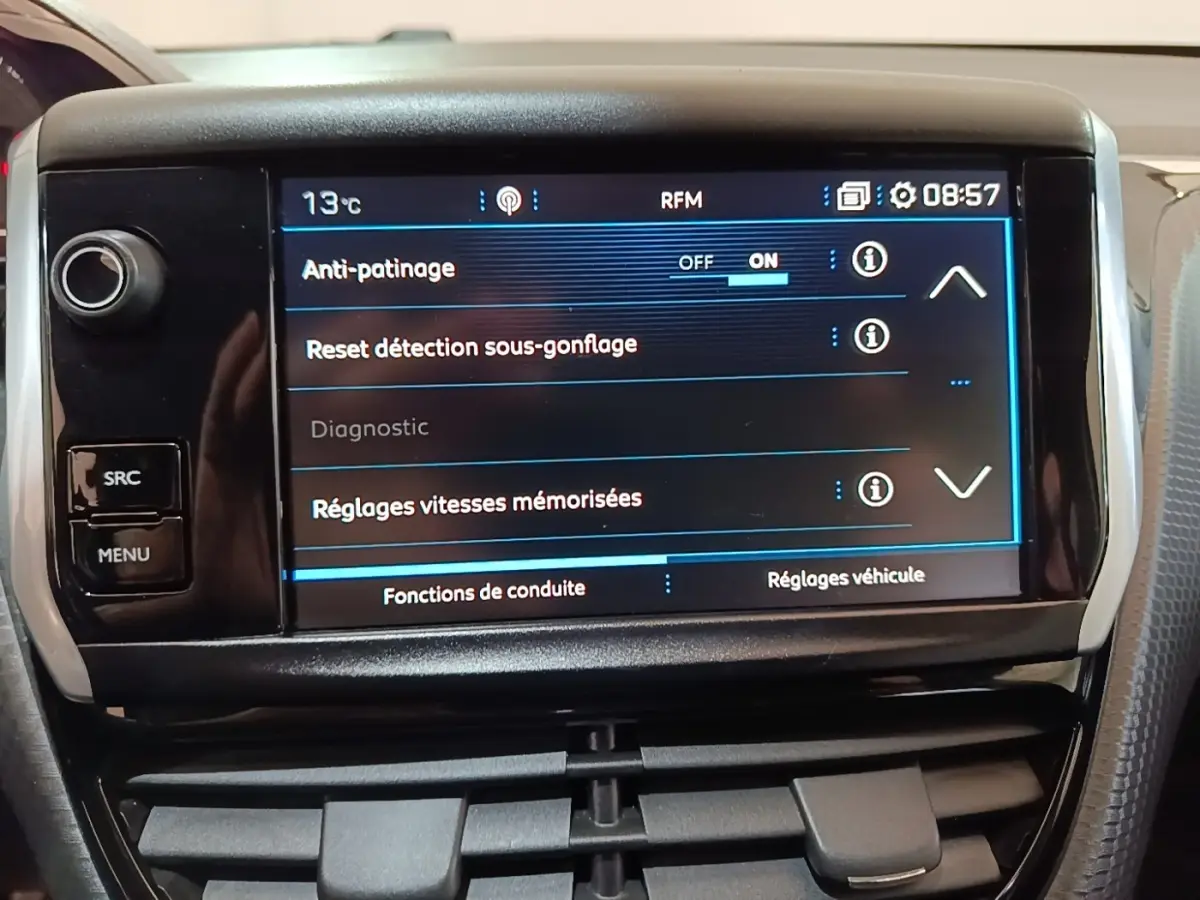 Écran tactile central du tableau de bord de la Peugeot 2008 Puretech 130 noir, affichant les réglages de conduite.