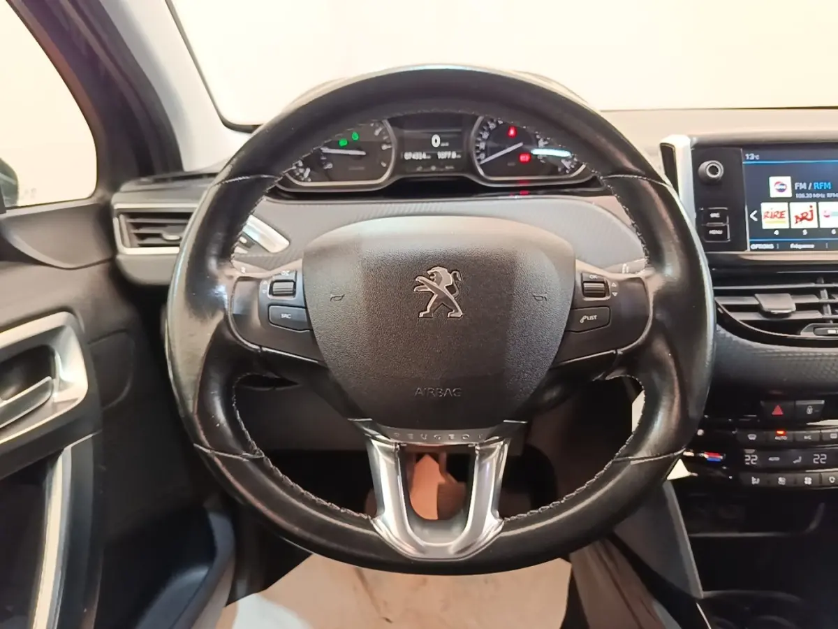Vue rapprochée du volant cuir noir et du tableau de bord numérique du Peugeot 2008 Puretech 130 S&S Allure Business 2019.