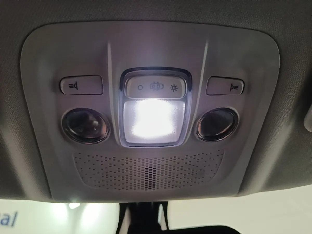Vue en gros plan du plafonnier intérieur avec éclairage et commandes de la PEUGEOT 2008 Puretech 130 S&S Allure Business noire.