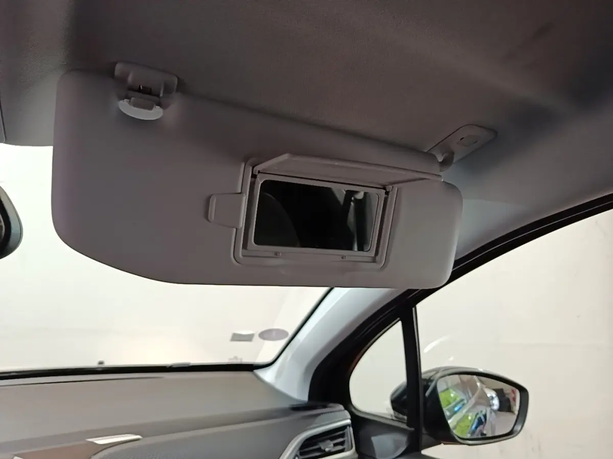 Détail intérieur du pare-soleil avec miroir ouvert côté passager du Peugeot 2008 noir, vue avant droite.