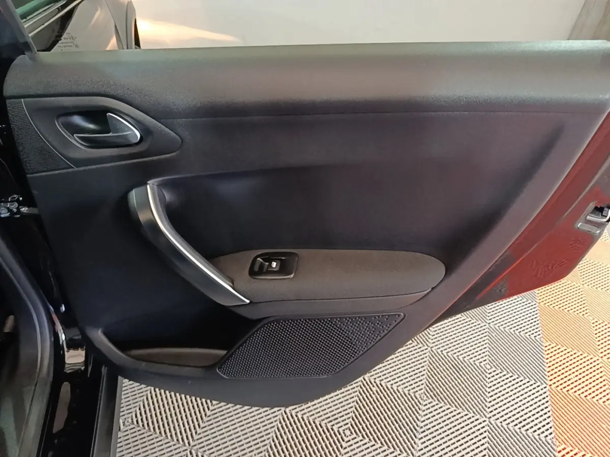 Vue rapprochée de la porte intérieure côté gauche noire de la Peugeot 2008 Puretech 130 S&S Allure Business 2019.