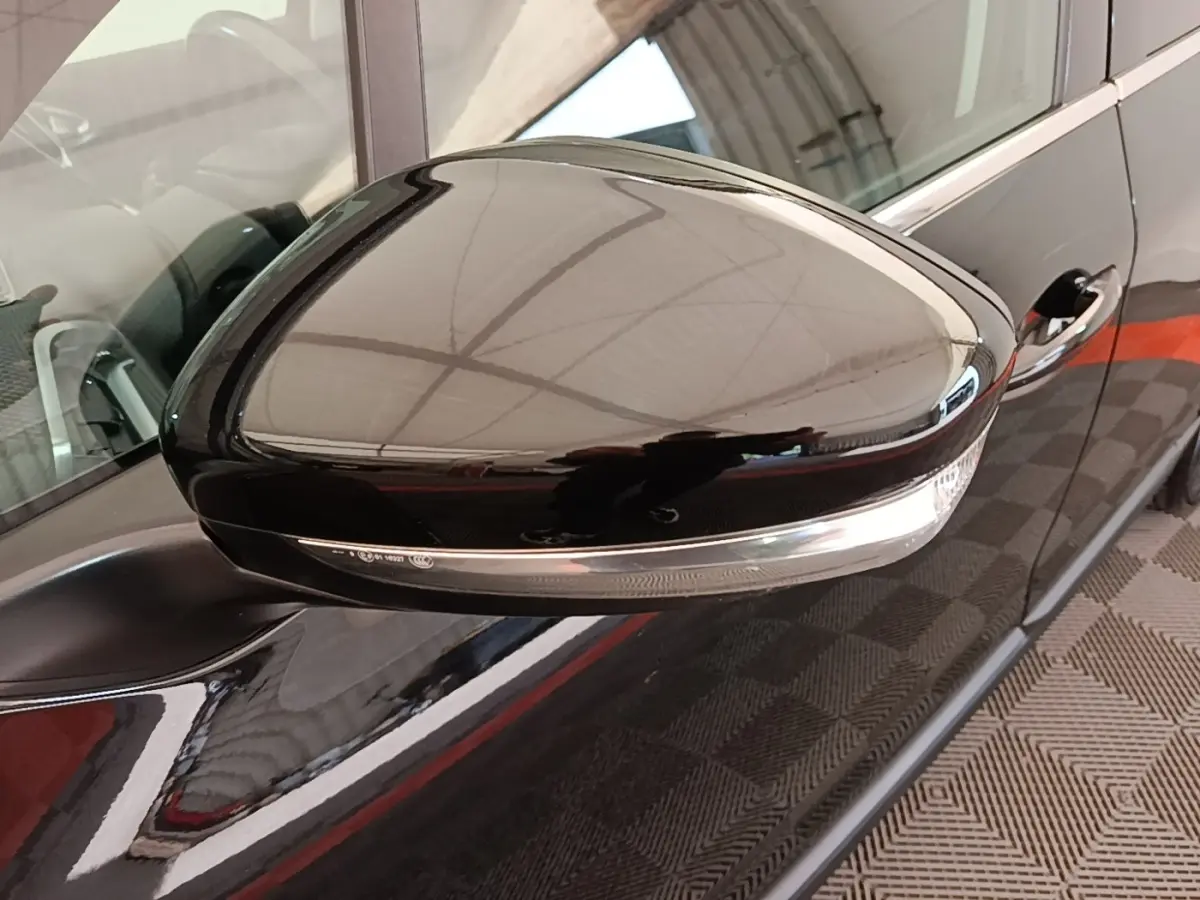 Rétroviseur côté gauche noir brillant de Peugeot 2008 Puretech 130 S&S Allure Business 2019, avec clignotant intégré.