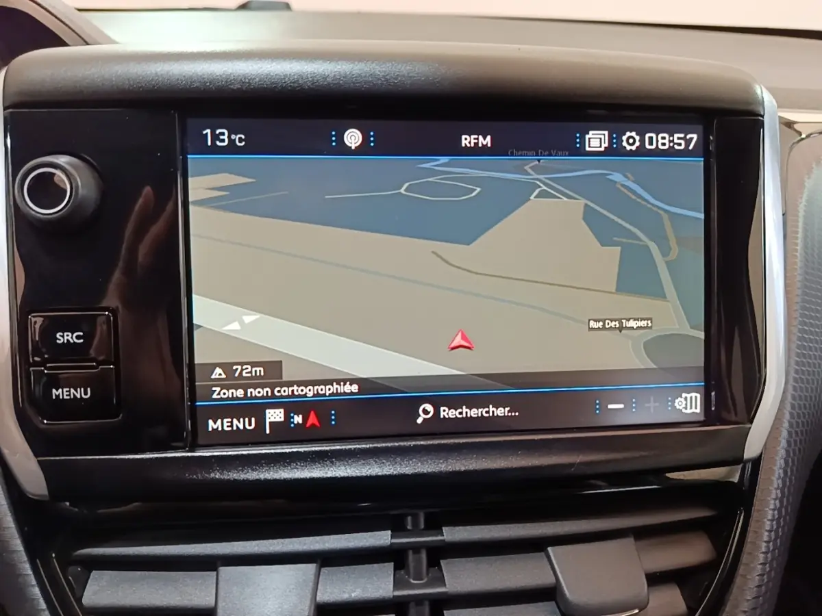 Vue rapprochée de l'écran tactile de navigation 7 pouces du tableau de bord du Peugeot 2008 noir, affichant une carte GPS.