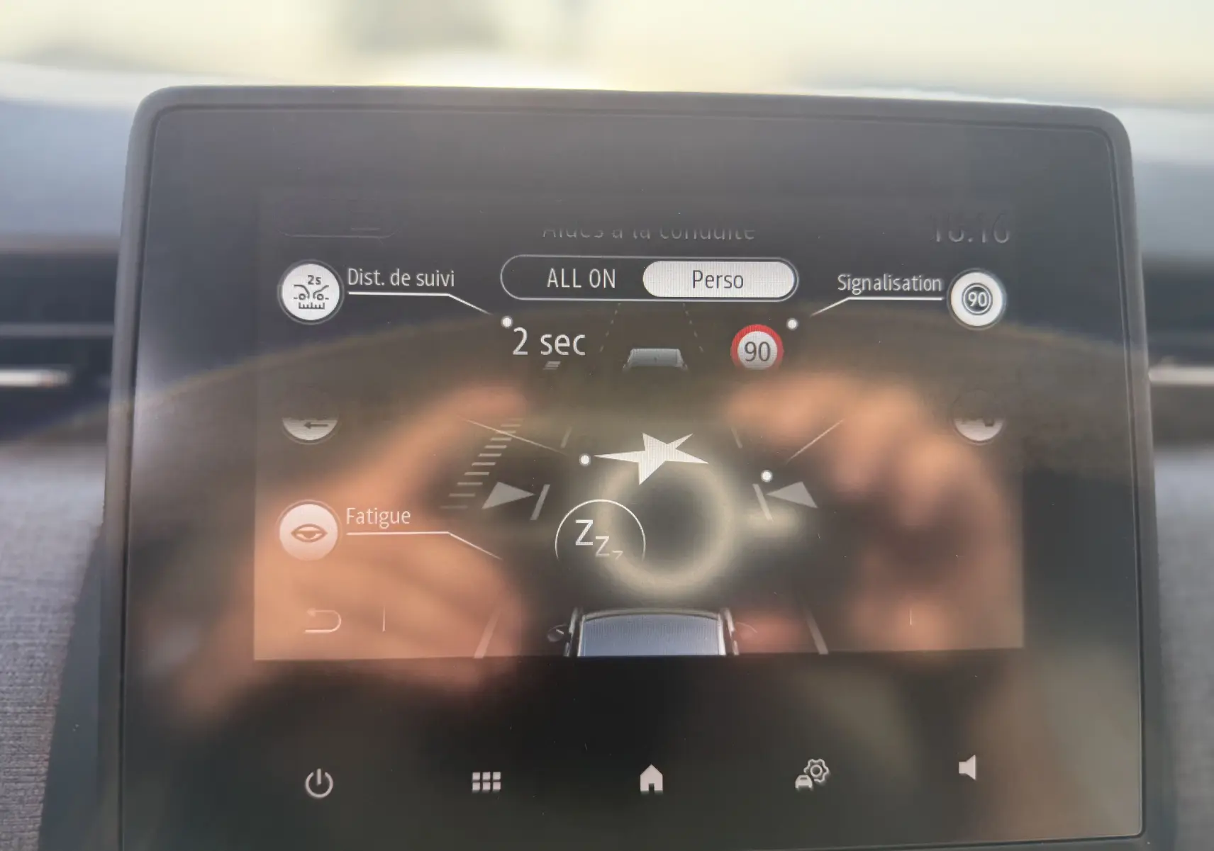 Écran tactile intérieur de la Renault Clio 2025 montrant les aides à la conduite avec réglage personnalisé activé.
