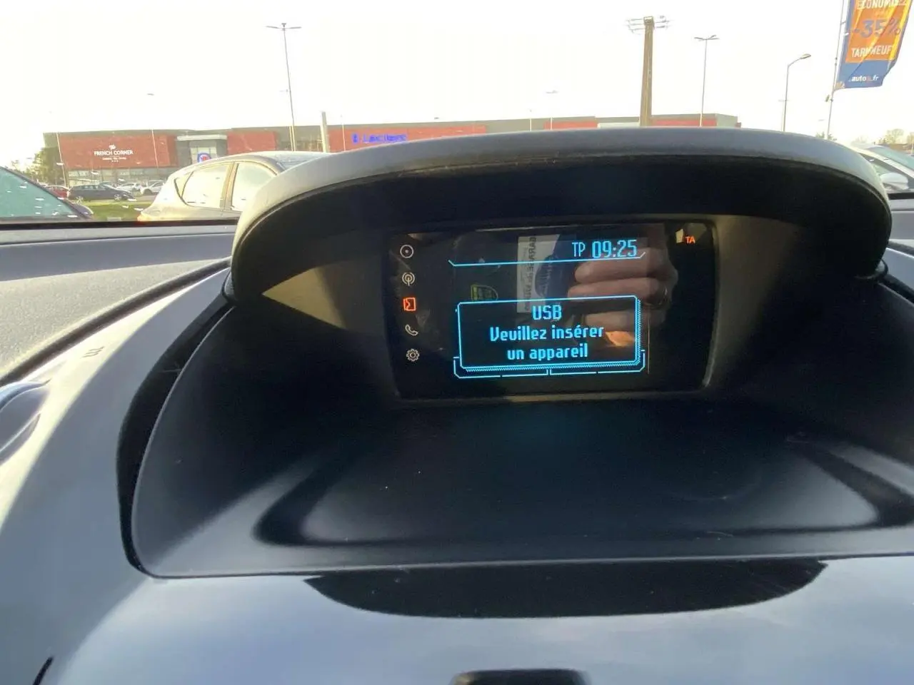 Écran central du tableau de bord d'une Ford B-MAX 2014 affichant un message USB "Veuillez insérer un appareil".