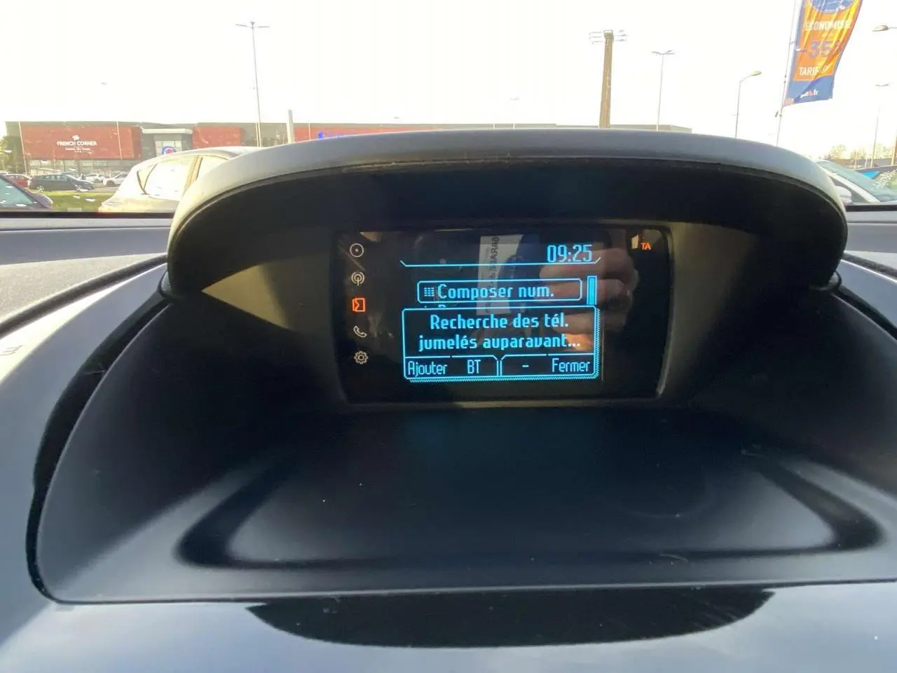 Écran central du tableau de bord du Ford B-MAX blanc 2014 affichant le menu Bluetooth en extérieur.