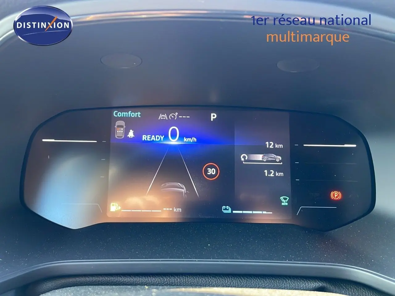 Affichage numérique du tableau de bord du Renault Captur E-Tech gris rafale, indiquant vitesse zéro et mode confort.