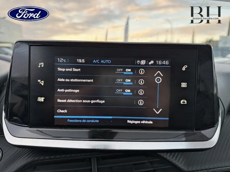 Écran tactile central du tableau de bord du Peugeot 2008 2021 affichant les réglages d'aide à la conduite.
