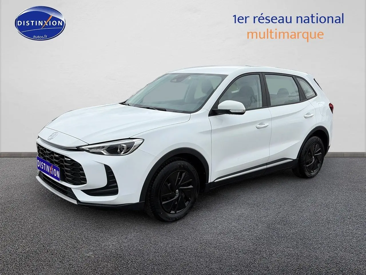Vue 3/4 avant d’un MG ZS Hybrid blanc avec jantes noires et calandre noire distinctive.