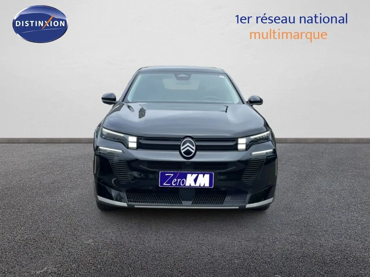 Vue frontale d'un Citroën C5 Aircross noir Perla Nera métallisé avec calandre distinctive et feux LED modernes.